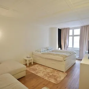 Cozy Center, 4 Bedroom- 120sq, 5min Walk To Main Station Apartment